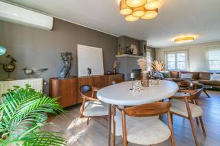 TOPLIGGING<br />Een volledig instapklare en energiezuinige (EPC-label: B) woning met oa. 3 slaapkamers, 2 mooi aangelegde terrassen + tuin, garage en 100% conforme elektrische installatie (tot 2051). Ideaal gelegen in een rustige-doodlopende straat, nabij invalswegen.<br /> <br />Op het gelijkvloers: inkomhal, living/leefruimte + eetkamer (samen 37,80m²), veranda (12.00m²), lichtrijke geïnstalleerde keuken (16.15m² - inductie kookplaat, dampkap, oven, vaatwasser, frigo, microgolf), berging (5.60m²), badkamer (inloopdouche en lavabo), toilet; <br />Op de eerste verdieping: nachthal, slaapkamer 1 (17.70m²), slaapkamer 2 (17,80m²), slaapkamer 3 (11,60m²), bureau (4,50m²), wc;<br />Verder: bergzolder (40, 00m²), 2 knappe en ruime aangelegde terrassen (31,00m² + 33,70m²), tuin, tuinhuisje, oprit en ondergrondse garage ( 6,50mx 3,93m).<br /><br />Buitenschrijnwerk Hout + Alu dubbel glas met rolluiken - Centrale verwarming op aardgas<br />EPC: 183 kWh/m² (label: B) - UC: 0003811621<br /> Perceeloppervlakte: 4a 65ca <br />Nutsvoorzieningen: water, gas, elektriciteit, alarminstallatie, regenwaterput (5000L), 22 zonnepanelen, waterverzachter, 5x airco’s<br />Vrij bij akte.<br />Stedenbouwkundige inlichtingen in aanvraag.