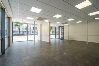 Welkom in deze ruime <strong>kantoorruimte</strong> met een oppervlakte van maar liefst <strong>160 m²</strong>, gelegen op een <strong>toplocatie</strong>!<br />Dit pand is praktisch ingedeeld met een <strong>centrale bureauruimte</strong>, <strong>een kitchenette</strong>, <strong>een tussenruimte</strong>, <strong>sanitair</strong> en <strong>drie grote aparte vergader- of bureauruimtes.</strong><br />Het pand straalt <strong>karakter</strong> uit dankzij de <strong>moulures</strong> rondom de plafonds en de <strong>dubbele tussendeuren</strong> die zorgen voor extra <strong>charme</strong>.<br />De centrale kantoorruimte en de aparte vergader- of bureauruimtes worden <strong>verwarmd en gekoeld</strong> met plafondunits van Daikin.<br />Bij het pand horen <strong>2 ondergrondse autostaanplaatsen</strong> die toegankelijk zijn via een automatische poort. <br /><br />Op zoek naar een <strong>kantoorruimte </strong>op een<strong> goede locatie </strong>met <strong>stijl </strong>én op een<strong> steenworp</strong><strong> van de Grote Markt</strong>?<br />Dan is de Rijselsestraat 26 A absoluut een adres om te ontdekken!<br /><br />Interesse in een bezoek of meer info? Contacteer Leopold op 0499 618 354 - leopold@dekeyser.immo of Matthis op 0477 804 350 - matthis@dekeyser.immo