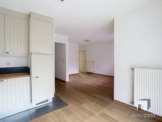 <p><span><span>Gelijkvloers appartement  met 2 slaapkamers, in het centrum van Diest aan de oever van de Demer.</span></span><br /><span><span>Op wandelafstand van winkels, scholen, openbaar vervoer, ...</span></span><br /><span><span>Het appartement maakt deel uit van een kleine residentie, is afgewerkt met hoge kwaliteitsmaterialen en is in goede staat.</span></span></p><p><span><span>Indeling:</span></span><br /><span><span>- Inkom</span></span><br /><span><span>- Geïnstalleerde keuken</span></span><br /><span><span>- Woonkamer</span></span><br /><span><span>- Berging</span></span><br /><span><span>- Terrasje</span></span><br /><span><span>-  Badkamer</span></span><br /><span><span>- 2 Slaapkamers</span></span><br /><span><span>- 1 staanplaats ondergronds</span></span></p><p><span><span> </span></span></p><p><span><span>De huurprijs bedraagt € 860 + €70 gemeenschappelijke kosten</span></span></p><p><span><span> </span></span></p><p><span><span>BEZOEKEN, DAT KAN!</span></span></p><p><span><span>Vul de huuraanvraag in op ImmoDiest.be (onder te huur -> De Bleek 12 - 3290 DIEST -> ORANJE KNOP 'VRAAG UW BEZOEK AAN'). </span></span><br /><span><span>Van zodra wij deze informatie ontvangen hebben, nemen wij contact op met u.</span></span></p><p><span><span> </span></span></p>
