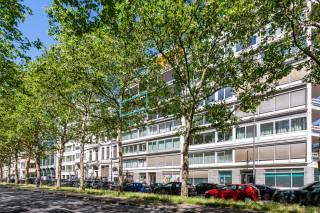 Aan de prestigieuze Amerikalei, één van de mooiste lanen van Antwerpen, vinden we dit stijlvol appartement op de vijfde verdieping terug. Op wandelafstand bevinden zich het KMSKA, de levendige Marnixplaats met tal van gezellige cafés en restaurants én het vernieuwde Zuidpark. Dankzij de centrale ligging geniet u bovendien van een uitstekende bereikbaarheid, met vlotte verbindingen naar het stadscentrum en de belangrijkste invalswegen.<br /><br />Het kloppende hart van dit appartement is zonder twijfel de ruime en lichtrijke leefruimte. Dankzij de grote raampartijen baadt de ruimte in natuurlijk licht, terwijl het elegante visgraatparket zorgt voor een warme en stijlvolle uitstraling. De moderne open keuken sluit naadloos aan op de leefruimte en is uitgerust met een ruim kookeiland en kwalitatieve inbouwtoestellen, ideaal voor zowel dagelijks gebruik als gezellige momenten met familie en vrienden. Vanuit deze leefruimte geniet u bovendien van een prachtig uitzicht over de stad.<br /><br />Aan de achterzijde van het appartement bevindt zich de ruime masterbedroom met aansluitende dressing, een rustige en comfortabele plek om volledig tot rust te komen. Daarnaast is er een tweede kamer die momenteel is ingericht als kinderkamer, maar die dankzij haar veelzijdigheid perfect kan dienen als bureau, logeerkamer of hobbyruimte. Vanuit deze kamer heeft u bovendien rechtstreeks toegang tot het gezellige terras. De stijlvolle badkamer is smaakvol afgewerkt en uitgerust met een ruime inloopdouche en een dubbele wastafel met praktische opbergmogelijkheden.<br /><br />Kelderberging inbegrepen in de prijs.<br /><br />Er kan een autostaanplaats worden aangekocht aan 40.000 EUR.<br /><br />Interesse? <br />Contacteer LISTED voor een bezoek: +32 3 283 51 51.<br />