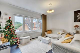 <p>Op een rustige ligging in Denderleeuw bevindt zich dit <strong>instapklare appartement van 80 m²</strong>, gelegen op de eerste verdieping. Winkels, scholen en het treinstation bevinden zich op wandelafstand. Het appartement verkeert in zeer goede staat en beschikt bovendien over een <strong>gunstig EPC-label B!</strong><br />De indeling omvat een inkomhal, een lichtrijke living met salon en eetplaats, een berging, een badkamer en twee slaapkamers. Tevens beschikt het appartement over een balkon.<br /><strong>Ideaal voor eigen bewoning of als investering! </strong>Geen lift aanwezig - Buitenschrijnwerk in PVC met dubbele beglazing  - <strong>geen syndicuskosten!</strong>.</p>