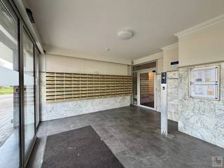 Dit CENTRAAL gelegen 2-SLPK appartement (80m²) met groot terras (15m²) situeert zich op de 12de Verdieping van Residentie "Ter Leie" en bevindt zich in de onmiddellijke nabijheid van openbaar vervoer, (hoge)scholen/universiteiten, talrijke winkels (waaronder Carrefour) &amp; op fietsafstand van het historisch stadscentrum (bereikbaar via het mooi aangelegde stadspark "Groene Vallei" aan het gebouw)! Dit VERZORGD doch TOTAAL VEROUDERD appartement omvat: aparte inkomhal (3m²), keuken (8m² - incl. bergkast), ruime &amp; sfeervolle leefruimte (32m²), nachthal (4m² - incl. bergkast) met praktische ingemaakte dressing (3m²), 2 aangename slaapkamers (15m² en 10m²), apart toilet (1m²) én een ingerichte badkamer (4m² - incl. aansluiting WM &amp; DK). Tevens is er nog een groot RELAX-TERRAS (15m²) dewelke zich bevindt over de gehele breedte van het appartement met adembenemend zicht op de torens van Gent. In de kelderverdieping van het gebouw beschikt het appartement nog over 2 PRIVATIEVE KELDERS (nr. 19 en 101), een PRIVATIEVE PARKEERPLAATS (nr. 29 - verplicht aan te kopen voor € 20.000) en een gemeenschappelijke fietsenberging &amp; vuilnislokaal! EPC: 167 kWh/m² - (Label B) - VRIJ BIJ AKTE! Mits enige opfris-, en renovatiewerken maakt U van dit pand met enorm potentieel een échte thuis voor zowel alleenstaande, gezin, investeerder OF voor ouders met studenten! Bel IMMOBOSS voor meer info en/of bezoek - 0495/265 333 - BUITENKANS!