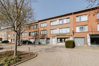<p><strong>Het duplex appartement </strong>ligt vlak bij het centrum van Merksem en in de directe nabijheid van invalswegen, winkels, scholen en openbaar vervoer. </p><p><br /></p><p><strong>De indeling: </strong><span>Je komt binnen op de gelijkvloerse verdieping in de inkomhal met trap naar het appartement en de toegang tot de tuin met garagebox. </span>Op de eerste verdieping is er een grote leefruimte met eetkamer – een volledig ingerichte keuken met hedendaags comfort – een kamer in te richten als bureau, hobby, waskamer of extra bergplaats - een grote veranda – een apart toilet. De tweede verdieping bestaat ten slotte uit 4 zeer grote slaapkamers waarvan één met en-suite badkamer - een 5de slaapkamer met terras - een aparte badkamer met ligbad.</p><p><br /></p><p><strong>Troeven:</strong> - Het appartement is ca. 260m² en heeft 5 slaapkamers (27m², 23m², 20m², 12m² en 11m²) én 2 badkamers - Brede en diepe tuin met garage voor 2 wagens - een warme parketvloer in de leefruimte - een authentieke openhaard</p>