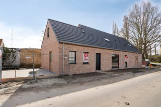 Halfopen nieuwbouwwoning te koop in de Stavelestraat 3 te Vleteren met 3 kamers, dubbele oprit en tuin. Deze kwalitatieve nieuwbouwwoning wordt volledig afgewerkt verkocht, inclusief de aanleg van de tuin en opritten. Aankoop kan totaal aan 6% btw! Dit huis wordt afgewerkt opgeleverd in september 2026.Kom vrijblijvend langs tijdens ons opendeurmoment op zaterdag 25/04 tussen 11u en 12u en laat je verrassen! Allen welkom!INDELINGGelijkvloers: Inkomhal met toilet - lichtrijke woonkamer voorzien van vloerverwarming en met volledig geïnstalleerde open keuken - berging met zijdeur - aangelegde tuin met ruim terras en dubbele parkeerplaats naast de woning.Eerste verdieping: Drie slaapkamers - badkamer - berging - apart toilet.TECHNISCH- EPC A- Conform EPB-regelgeving (Zonnepanelen)- 10.000L regenwater- Vloerverwarming - Ventilatiesysteem D- Elektriciteit conform- Aansluiting laadpaal voorzien- Wachtbuis warmtepomp voorzienUitermate geschikt voor wie op zoek is naar een instapklaar huis zonder werk! Dit huis te koop wordt volledig afgewerkt met de nieuwste technieken en materialen. De aankoop kan volledig (grond + constructie) aan 6% btw! Bestuursmaatregelen in het maatregelenregister: nee