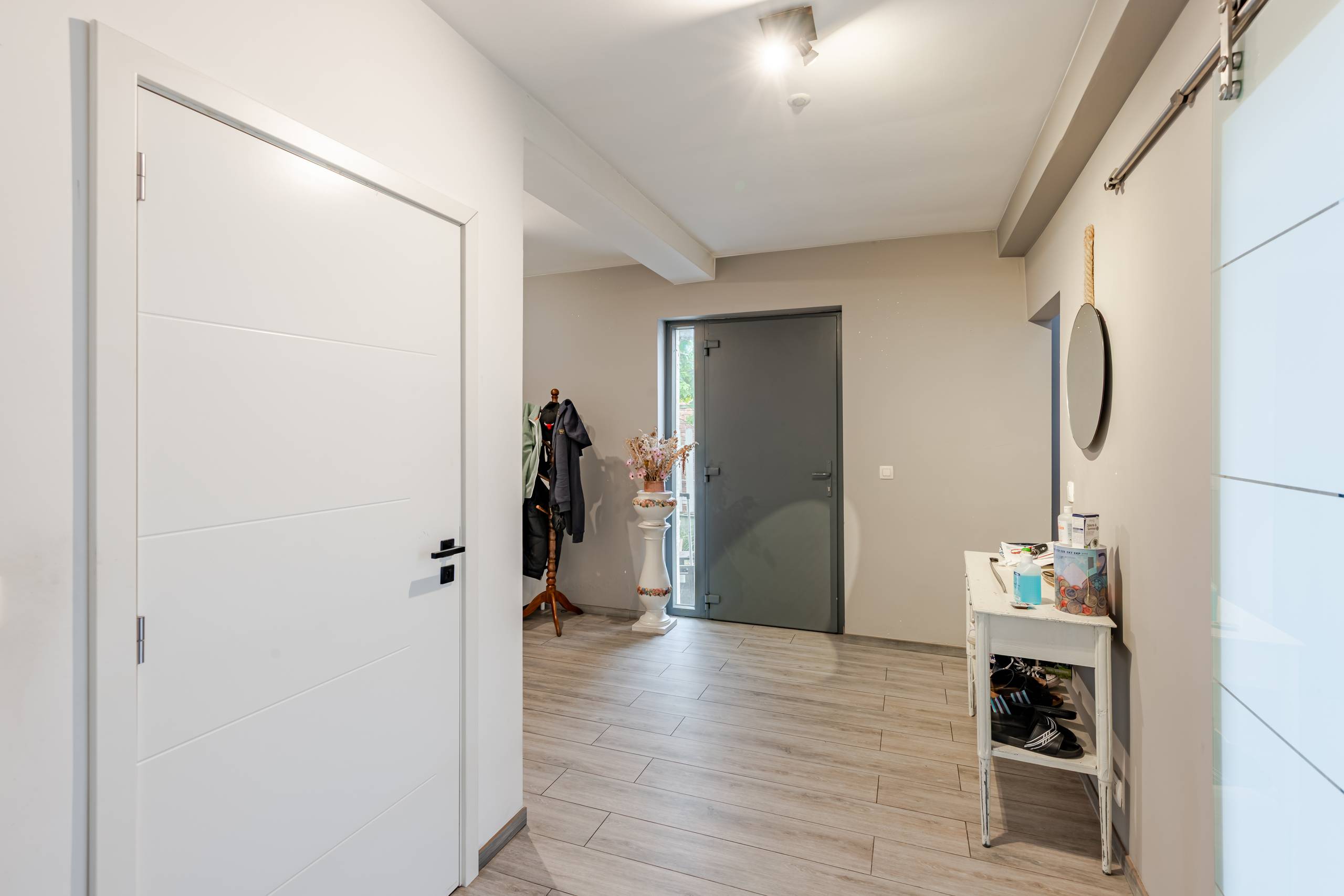 GERENOVEERDE WONING MET 5 SLAAPKAMERS EN ZUIDGERICHTE TUIN - foto 2