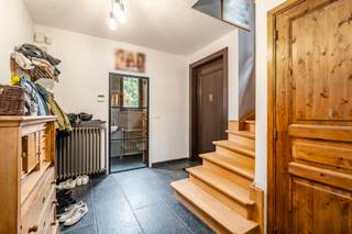 [[ DIT PAND NEEMT DEEL AAN DE ERA OPEN HUIZEN DAG OP 19/9 VAN 14:30 TOT 15:30 ]]
<p><strong>Charmante open bebouwing in Wezembeek-Oppem, op wandelafstand van Stockel en nabij openbaar vervoer.</strong><br />Deze woning uit 1970 combineert een residentiële ligging met een aangename woonomgeving vlak bij scholen, winkels en de woonkern van Wezembeek-Oppem. De woning werd gerenoveerd met oog voor duurzame energie en biedt een praktische indeling met drie slaapkamers en een lichtrijke leefruimte. De tuin met zwembad vormt een echte meerwaarde voor wie graag geniet van rust en privacy. Dankzij de ligging in een villawijk aan de stadsrand woon je hier rustig, terwijl alle dagelijkse voorzieningen vlot bereikbaar blijven.<br /><br /><u><strong>Belangrijkste ruimtes:</strong></u><br />• Inkomhal met toegang tot de verschillende leefruimtes<br />• Ruime living met veel lichtinval<br />• Functionele keuken met aansluitend terras<br />• Badkamer met praktische indeling<br />• Drie slaapkamers<br />• Terras met zicht op de tuin<br />• Tuin met zwembad<br />• Garage en parkeerplaats<br />• Kelder voor extra bergruimte<br />• Zolder met bijkomende mogelijkheden<br /><br /><u><strong>Troeven:</strong></u><br />• Op wandelafstand van Stockel<br />• Gerenoveerd met oog voor duurzame energie<br />• Aangename tuin met zwembad<br /><br />Meer informatie of een bezoek met Nicolas Geeraerts? Contacteer ons via +3223351115<br />JOUW DROOMHUIS. ZO GEVONDEN!</p>