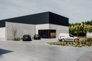 Nieuwbouw loods van 235m². Vlot bereikbaar en goed gelegen vlakbij de Hille. De loods is voorzien van een sectionale poort, lichtstraat, vaste verlichting en een onderhoudsvriendelijke gepolierde betonvloer. Afsluitbaar toilet aanwezig. Bij de loods is er een parkeerplaats en een glazen vitrineraam met voordeur aanwezig. Loods kan zowel opslag als bedrijvigheid fungeren. Drijfkracht aanwezig. Afmetingen inrijpoort: 4m breed x 4,5m hoog. Vrije stapelhoogte van 7,5m.