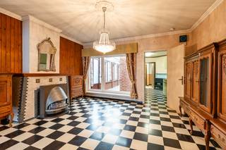 Degelijk onderhouden stadswoning aan de rand van het Galgenbos op enkele minuten van het centrum van Eeklo.<br /><br />De woning heeft een diepe zonnige tuin, met een aparte toegangsweg naar de voorgevel en geniet mee van het uizicht op het Galgenbos en de rust.<br /><br /><strong>Indeling:</strong><br /><br />Via de inkomhal komt men in de ruime woonkamer met zithoek en eetplaats, keuken met ruime bijkeuken, gastentoilet, veranda. Via een zijgang kan men ook naar de straatzijde gaan.<br /><br />Er zijn 3 volwaardige slaapkamers op de verdieping, samen met de badkamer.<br /><br />Daarnaast is er ganse zolderverdieping, die nog kan zorgen voor meerdere slaapkamers en/of badkamer.<br /><br />Het appartement is op te frissen, maar heeft een degelijke stoel.<br /><br /><br /><strong>Extra troeven</strong><br />✅ Zonnige en diepe tuin met aangenaam uitzicht<br />✅ Grote woonoppervlaktes<br />✅ Makkelijk bereibkaar en direct in het centrum<br />✅ Veel mogelijkheden<br /><br /><br /><strong>Bent u op zoek naar een leuke en ruime woning die na een opfrisbeurt een prachtige thuis kan worden? Neem gerust contact met ons op voor meer informatie of om een bezoek in te plannen.</strong><br />