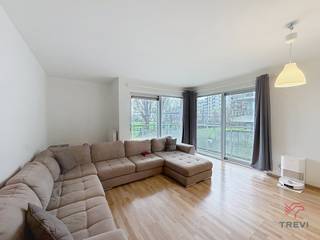 <p><strong>MOLEMBEEK-SINT-JAN: Wijk Mettewie, vlakbij winkels en openbaar vervoer, ruim appartement van ±89 m² woonoppervlak, gelegen op de 1e verdieping met lift. Het appartement is als volgt ingedeeld: inkomhal met kast, toilet, badkamer, 2 slaapkamers (± 16 m² en ± 10 m²), lichte woonkamer van ± 30 m² met toegang tot een balkon (zuidoost), ingerichte keuken (oven, kookplaten, afzuigkap, koelkast/vriezer, ruimte voor vaatwasser), wasruimte. Kelder en inpandige parkeerplaats inbegrepen. Kosten: forfaitair bedrag van 90 € /maand voor gemeenschappelijke ruimtes. EPC B-, Beschikbaar op 01/06/2026.</strong></p>
<p><u>Op de 1e verdieping met lift</u>:</p>
<ul>
<li>Inkomhal met kast</li>
<li>Toilet</li>
<li>Woonkamer van ±30 m² met toegang tot een balkon (zuidoost)</li>
<li>Ingerichte keuken (oven, kookplaten, afzuigkap, koelkast/vriezer, ruimte voor vaatwasser)</li>
<li>Wasruimte</li>
<li>Badkamer</li>
<li>Slaapkamer van ± 16 m²</li>
<li>Slaapkamer van ± 9 m²</li>
</ul>
<p>Kelder nr. 30</p>
<p>Parkeerplaats nr. 17 inbegrepen</p>
<p>Kosten: Vast bedrag van 90 € /maand voor gemeenschappelijke kosten.</p>
<p>EPB: B-</p>