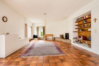 <p><span>Cette villa allie le charme d'une demeure architecturale des années '70 aux aménagements modernes en matière de confort et d'économies d'énergie. </span></p><p><span>Une propriété destinée à ceux qui savent apprécier l'espace, le calme, l'intimité et le cachet.</span></p><p><span>Une opportunité unique pour ceux qui recherchent une maison dotée d’une âme, d’une vision et d’un terrain exceptionnel au cœur de Begijnendijk.</span></p><p><span>Cette villa de caractère datant de 1978 est un exemple exceptionnel d’architecture avant-gardiste. Ce qui était considéré à l’époque comme particulièrement moderne reste aujourd’hui encore étonnamment actuel. </span></p><p><span>Conçue dans un souci d’espace, de lumière et de confort de vie, la maison allie un agencement bien pensé à une forte connexion entre l’intérieur et l’extérieur. Au fil des ans, la propriété a été entretenue avec le plus grand soin et optimisée, ce qui lui confère aujourd’hui une combinaison unique de charme authentique, de confort contemporain et d’un magnifique cadre naturel.</span></p><p><span>Située dans une rue calme de Begijnendijk, cette propriété bénéficie d’un emplacement idéal. Vous y vivrez en toute sérénité et intimité, entouré de verdure, tout en étant à proximité des principaux axes routiers, des commerces, des écoles et d’autres commodités. Le terrain, d’une superficie de pas moins de 4 350 m², constitue sans aucun doute l’un des principaux atouts de cette villa. À l’arrière se trouve une partie boisée privée, vous permettant de profiter chaque jour d’un coin de nature unique dans votre propre jardin. Ce vaste terrain offre en outre d’innombrables possibilités aux familles, aux amateurs de jardinage ou à ceux qui apprécient simplement l’espace et le calme.</span></p><p><span>En entrant dans la maison, vous accédez à un vaste hall d’entrée avec vestiaire et toilettes pour invités. Le spacieux espace de vie constitue le cœur de la maison et offre, grâce à ses grandes baies vitrées, une abondance de lumière naturelle et de magnifiques vues sur le jardin. Le coin salon et la salle à manger, très conviviaux, s’intègrent parfaitement à la cuisine, équipée d’une plaque de cuisson vitrocéramique, d’un four, d’une hotte Novy, d’un réfrigérateur et d’un congélateur. Le rez-de-chaussée comprend également une buanderie pratique, un garage intégré et un espace de rangement supplémentaire situé derrière le garage.</span></p><p><span>À l’étage, le couloir mène à trois chambres spacieuses, deux salles de bains, des toilettes séparées, un bureau ou un espace de travail et une salle de loisirs supplémentaire. L’étage entier est recouvert de parquet, ce qui lui confère une atmosphère chaleureuse et intemporelle.</span></p><p><span>Sur le plan technique également, cette villa a bénéficié d’importants investissements ces dernières années. En 2025, la toiture a été entièrement rénovée et dotée d’une nouvelle isolation et de nouvelles tuiles. De plus, un nouvel auvent a été installé. La maison dispose de panneaux solaires certifiés offrant un rendement d’environ 5 000 kWh par an, ce qui contribue à réduire la facture énergétique. Le chauffage central fonctionne au fioul et a été installé en 2006. On y trouve également un réservoir d’eau de pluie, une fosse septique et un réservoir en polyéthylène de 3 500 litres. Le robinet extérieur a été équipé d’une nouvelle pompe il y a cinq ans.</span></p><p><span>La cave, entièrement accessible, et un espace de rangement revêtu d’un tapis de pierre durable constituent une valeur ajoutée supplémentaire. Les allées extérieures ont également été réalisées avec la même finition de qualité. Le volet roulant présent dans la pièce à vivre renforce le confort et l’intimité.</span></p><p><span>Cette villa est bien plus qu’une simple maison. C’est une propriété chargée d’histoire, construite à une époque où les architectes osaient anticiper et voir plus loin que les tendances du moment. Grâce aux récentes rénovations et à un entretien constant, cette villa d’exception est en excellent état et prête à accueillir un nouveau propriétaire en quête d’espace, de tranquillité, de caractère et d’un cadre de vie exceptionnel. Une opportunité unique pour ceux qui souhaitent vivre dans une villa qui était en avance sur son temps et qui, aujourd’hui encore, impressionne par sa vision, son charme et son emplacement.</span></p><p><span> </span></p><p><span> </span></p>