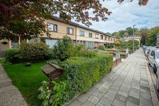 <p><span>Ligging:</span></p><p><span> </span></p><p><span>Te moderniseren een gezinswoning uitstekend gelegen in een vrij rustig en karaktervolle straat die uitkomt op het Te Boelaerpark en met het hippe Vospleintje om de hoek.</span></p><p><span> </span></p><p><span>Indeling:</span></p><p><span> </span></p><p><span>Op het gelijkvloers hebben we een inkomhal met vestiaire-nis en apart toilet, een woonkamer met schuifraam naar het terras en een eenvoudige keuken (ook met doorgang naar het terras en de tuin). Op de verdieping zijn er 3 slaapkamers (2 kleinere) een apart toilet en een badkamer met ligbad.</span></p><p><span>De woning beschikt over een kelder waar de recente Vaillant condensatieketel geïnstalleerd is en waar er aansluiting is voor een wasmachine. </span></p><p><span>Aansluitend aan de keuken is er een (deels overdekt) terras en een tuin van ca. 93 m² met tuinhuis. </span></p><p><span> </span></p><p><span>Technische kenmerken:</span></p><p><span> </span></p><p><span>EPC Label F (renovatieplicht), recente (2017) condensatieketel, aluminium ramen met dubbel en enkel glas en grotendeels met rolluiken.</span></p>