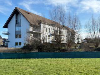 Lichtrijk gelijkvloers appartement met een inkomhall, living, ingerichte open keuken, berging, 2 slaapkamers, badkamer (bad en douche), grote ondergrondse garage en kelderberging.<br />Zuid-West-gericht privaat terras met zicht op Gaverbeek.