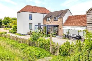 UNIEK aan de SCHELDE gelegen PRACHTIG LANDHUIS op 6387m2. 
Charmante TOEGANGSWEG en aangelegde parking, omringd door GROEN en genietend van alle RUST, gelegen aan de Schelde met toegang tot het Jaagpad, 

ENERGETISCHE TOTAALRENOVATIE (EPC 65!) op een topligging, zijn slechts enkele troeven van deze unieke eigendom. 

Momenteel goeddraaiende B&amp;B, tevens ideaal voor grote gezinnen of mensen op zoek naar rust en ruimte. 
Overname handelsfonds en B&amp;B: €150.000. 

INDELING: de B&amp;B bestaat uit 3 LUXE-KAMERS (waarvan 1 studio) met elk een eigen mooi ingerichte badkamer, LUXE-KEUKEN met EILAND en extra ontbijthoek, prachtige TUINKAMER uitgevend op een terras en met zicht op groen. 
PRIVE: gezellige leefruimte met inbouwcassette, bureau/muziekkamer, badkamer, berging, en op het verdiep 2 slaapkamers en zolder. Handige GARAGE/TUINBERGING, extra berging, kelder. 

MOOI AANGELEGDE TUIN, weide, ZONNEPANELENPARK.