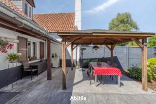 In het unieke Assels-gebied, vlak bij de Blaarmeersen, bevindt zich deze karaktervolle hoeve op een uitzonderlijk domein van maar liefst <strong>6.546 m²</strong>. Deze historische eigendom, met oorsprong in het begin van de 19de eeuw, combineert ruimte, privacy en karakter met een verrassend vlotte verbinding naar Gent en de R4.<br /><br />Deze hoeve beschikt over een bijzonder ruime en veelzijdige indeling. Het residentiële gedeelte omvat op het gelijkvloers onder meer een woonkamer, eigen keuken, badkamer en dressing. Aansluitend bevinden zich verschillende praktische ruimtes, waaronder garages, een prachtige serre en berging.<br /><br />Op de verdieping bevinden zich <strong>5 slaapkamers</strong>, een tweede badkamer en een omvangrijke bijkomende ruimte die vandaag als opslag wordt gebruikt en, afhankelijk van de gewenste invulling en de nodige vergunningen, bijkomende mogelijkheden biedt.<br /><br />Een afzonderlijk gedeelte van het gelijkvloers is vandaag ingericht als <strong>restaurant</strong>, met 2 restaurantzalen, keuken, inkom en sanitair. Deze bestaande infrastructuur geeft de eigendom een extra dimensie. Ze biedt interessante mogelijkheden voor wie wonen en werken wil combineren, maar laat eveneens ruimte voor een andere toekomstige invulling, uiteraard rekening houdend met de geldende voorschriften en eventuele vergunningsvereisten.<br /><br /><strong>Het domein zelf is een van de absolute blikvangers van deze eigendom.</strong> De hoeve wordt omgeven door een uitgestrekt groen geheel met park- en bosgedeelte en verschillende buitenzones die zorgen voor een bijzonder gevoel van ruimte en privacy.<br /><br />Ook de ruime parking voor circa <strong>50 wagens</strong> vormt een interessante bijkomende troef. De mogelijkheid om hier elektrische laadinfrastructuur te voorzien werd reeds afgetoetst met een gespecialiseerde leverancier. Hierdoor ontstaat, naast de praktische parkeerfunctie, ook potentieel om deze oppervlakte economisch te valoriseren.<br /><br />De combinatie van wonen, ruimte, groen en bestaande infrastructuur maakt uiteenlopende toekomstscenario's mogelijk: een royale gezinswoning, wonen met een vrij beroep of zelfstandige activiteit, een combinatie van wonen en werken, of het behoud van de bestaande horecafunctie. Uiteraard steeds rekening houdend met de geldende stedenbouwkundige voorschriften en eventuele vergunningsvereisten.<br /><br /><strong>Laat u verder begeleiden in dit bijzondere verhaal. Contacteer Jan voor meer informatie of een bezoek:</strong><br />📞 Jan: 0475 58 00 38<br />📧 jan@abitos.be