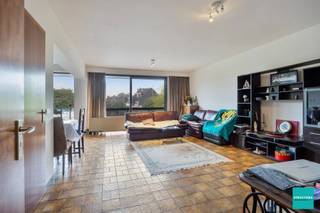 Op een centrale locatie in Wemmel, nabij de Markt, vind je dit appartement met 3 slaapkamers, veel licht en alle voorzieningen op...