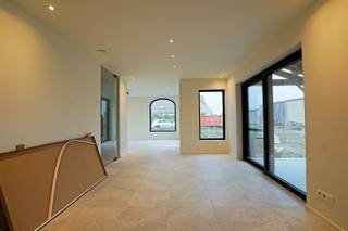 Bij het betreden van deze prachtige woning komt u binnen in een ruime inkomhal. Vanuit de hal bereikt u de royale leefruimte met open keuken, waar comfort en gezelligheid centraal staan. Dankzij de grote raampartijen geniet de woning van een overvloed aan natuurlijk licht.<br />De leefruimte biedt rechtstreeks toegang tot het ruime terras en de grote tuin, ideaal om te ontspannen of gezellig te genieten met familie en vrienden.<br />Verder beschikt de woning over vier volwaardige slaapkamers (waarvan 1 met plaats voor dressing en een aparte gelijkvloerse bureau, perfect voor thuiswerk of hobbyruimte. Er zijn bovendien twee volledig ingerichte badkamers aanwezig, evenals een grote praktische wasruimte met douche.<br />Als extra troeven beschikt deze woning over een garage met dubbele staanplaats, een berg zolder én een kelder, waardoor er aan opslagruimte geen gebrek is. Daarnaast geniet de woning van een prachtig landelijk uitzicht. <br />De woning werd afgewerkt met hoogwaardige materialen, domotica, zonnepanelen en met veel aandacht voor licht, ruimte, energiezuinigheid en wooncomfort. De woning werd ook al compleet geschilderd en de tuin zal nog compleet aangelegd worden (omheining, oprit, gras,...).<br />Een unieke kans voor wie op zoek is naar een ruime en luxueuze huurwoning met alle comfort.<br />Interesse? Mail naar info@rosiersderidder.be<br />Referentie: 5662