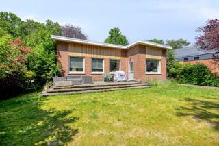 <p>Cette villa de caractère avec 5 chambres est idéalement située dans un environnement résidentiel et verdoyant à proximité de Genk et du ZOL. La propriété séduit par son style rétro authentique, ses beaux volumes et son agencement fonctionnel, offrant un cadre de vie agréable et confortable.</p><p>Dès votre arrivée, l’architecture intemporelle de la maison attire le regard. Les espaces de vie spacieux profitent d’une belle luminosité naturelle grâce aux larges ouvertures qui créent une agréable connexion avec l’extérieur et renforcent la sensation d’espace dans toute l’habitation.</p><p>Le séjour constitue le cœur de la maison et offre un cadre convivial pour partager des moments en famille ou entre amis. L’agencement intérieur laisse également de nombreuses possibilités de personnalisation ou de rénovation selon vos goûts et vos envies. La cuisine, idéalement située, communique harmonieusement avec les autres espaces de vie.</p><p>Avec ses cinq chambres complètes, cette villa offre une grande flexibilité d’utilisation. Les pièces supplémentaires peuvent être aménagées en bureau, salle de loisirs, dressing ou chambre d’amis selon vos besoins. La disposition pratique de la maison garantit un confort de vie appréciable au quotidien.</p><p>Le garage intégré apporte un confort supplémentaire ainsi qu’un espace de rangement pratique. Plusieurs espaces fonctionnels viennent compléter l’ensemble pour faciliter l’organisation de la vie familiale.</p><p>À l’extérieur, vous profitez d’un environnement calme et verdoyant où intimité et sérénité sont au rendez-vous. La proximité de Genk permet un accès rapide aux commerces, écoles, restaurants et principaux axes routiers. Le ZOL se situe également à courte distance, renforçant encore l’attractivité de cette localisation.</p><p>Cette villa représente une belle opportunité pour les amateurs de propriétés de caractère avec du potentiel dans un environnement recherché près de Genk. Venez découvrir les nombreuses possibilités qu’offre cette habitation lors d’une visite.</p>