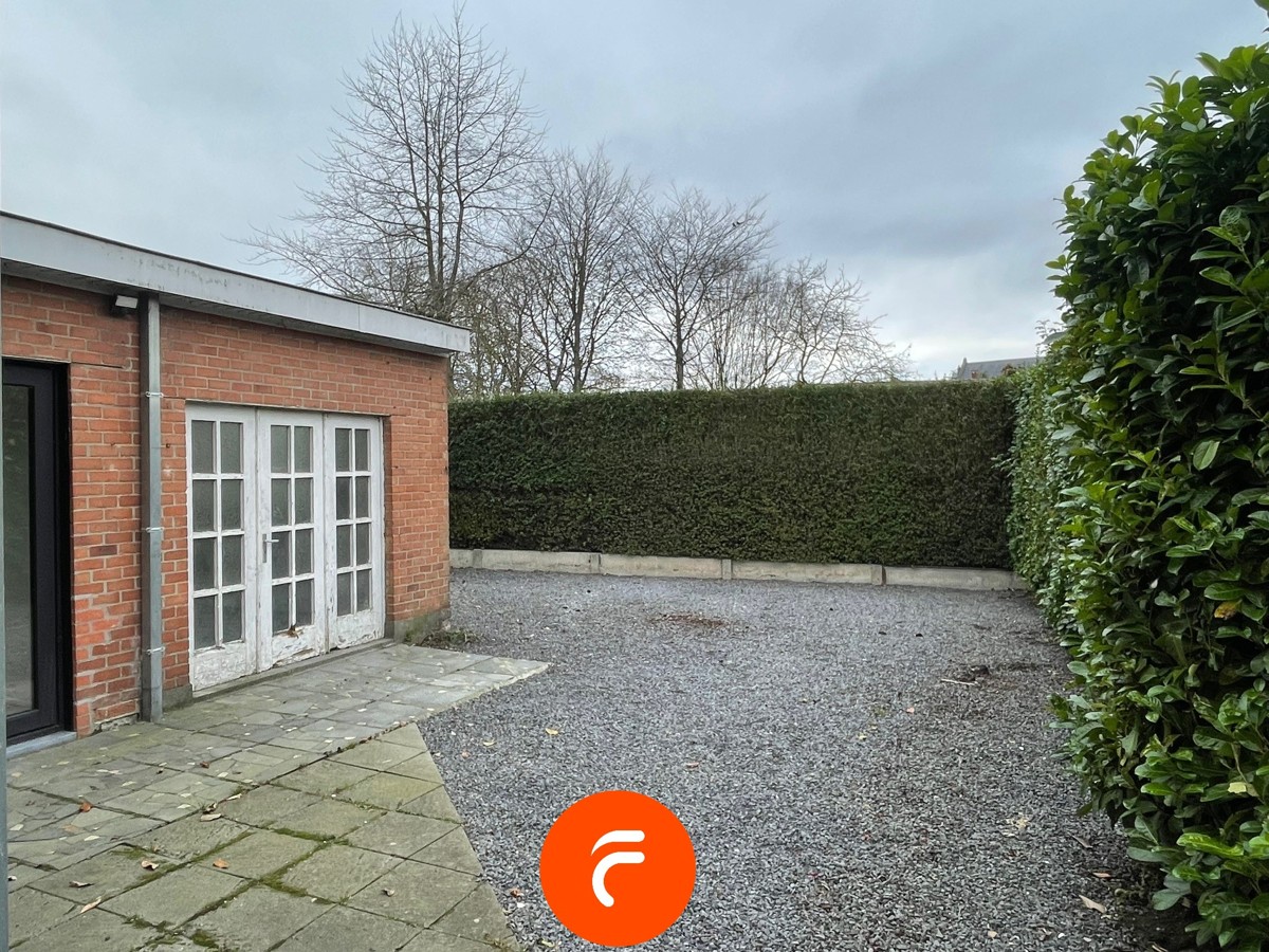 Halfopen woning met 5 slaapkamers in gezinsvriendelijke buurt. - foto 3