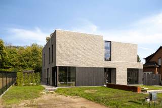 <p><span>Bent u op zoek naar een </span><span>instapklare, energiezuinige en moderne woning</span><span> waar licht, ruimte en kwaliteit centraal staan? Dan is deze prachtige halfopen bebouwing uit 2024 absoluut het ontdekken waard.</span></p><p><span>Gelegen in een </span><span>rustige woonomgeving in Tessenderlo</span><span>, combineert deze woning een aangename ligging met een vlotte bereikbaarheid van winkels, scholen, voorzieningen en belangrijke verbindingswegen.</span></p><p><span>Bij het binnenkomen ervaart u meteen een </span><span>ruim en open gevoel</span><span>. Dankzij de vele raampartijen baadt de woning in het natuurlijke licht. De inkomhal beschikt over een </span><span>gastentoilet</span><span> en verder vinden we hier ook een praktische berging.</span></p><p><span>De </span><span>moderne keuken vormt het hart van de woning</span><span> en staat rechtstreeks in verbinding met de ruime leefruimte. De keuken is hoogwaardig afgewerkt en voorzien van een </span><span>stoomoven, combioven en vaatwasser</span><span>, naast een grote hoeveelheid aan kastruimte. Een ideale plek om te koken, tafelen en samen te genieten.</span></p><p><span>Op de eerste verdieping bevinden zich </span><span>3 ruime slaapkamers</span><span>, een stijlvolle badkamer met </span><span>douche én ligbad</span><span>, een praktische wasplaats en een apart toilet.</span></p><p><span>Ook buiten geniet u van alle comfort. De </span><span>volledig omheinde tuin</span><span> beschikt over een gezellig terras en een tuinhuis, ideaal om te ontspannen of extra spullen te stockeren.</span></p><h3><span>Troeven:</span></h3><p><span>- EPC A<br />- Hoogwaardige materialen en afwerking<br />- Veel natuurlijke lichtinval<br />- Open en ruimtelijk leefconcept<br />- Zonnepanelen<br />- Regenwaterput van 10.000 liter<br /><br /><br /></span><span>Verkoop onder 2% registratierechten</span><span>, mits voldaan aan de wettelijke voorwaarden</span></p><p><span>Een </span><span>jonge, kwalitatieve en energiezuinige woning</span><span> zonder renovatiezorgen. De perfecte combinatie van hedendaags wooncomfort, ruimte, licht en een hoogwaardige afwerking.</span></p>