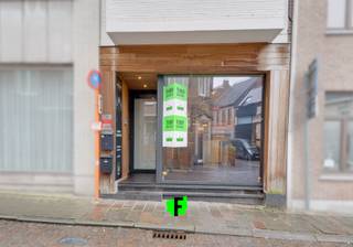 Interessante investering met aantrekkelijk rendement in hartje Tielt<br /><br />Op een toplocatie, vlak bij de Markt van Tielt, bevindt zich deze veelzijdige opbrengsteigendom bestaande uit een handelsruimte en een ruim triplexappartement met drie slaapkamers. De eigendom is volledig instapklaar en vormt een uitstekende opportuniteit voor investeerders.<br /><br />Via de inkomhal bereikt u de handelsruimte van 55 m², geschikt voor uiteenlopende commerciële activiteiten. Aansluitend bevinden zich een privatief gedeelte, een apart toilet, een kelder en een gezellige binnenplaats.<br /><br />Het appartement beschikt over een aparte inkom en biedt een bewoonbare oppervlakte van maar liefst 161 m². Op de eerste verdieping vindt u een ruime en lichtrijke leefruimte met aansluitend een open, volledig uitgeruste keuken. Daarnaast bevinden zich op deze verdieping een gastentoilet, een badkamer met wastafel en ligbad, en een praktische berging met aansluiting voor wasmachine en droogkast.<br /><br />De tweede verdieping telt twee volwaardige slaapkamers en een apart toilet. Op de derde verdieping bevindt zich een derde, ruime slaapkamer. Als extra troef beschikt het appartement over een zonnig, zuidgericht dakterras waar u in alle rust kunt genieten.<br /><br />Zowel de handelsruimte als het appartement zijn momenteel verhuurd, waardoor deze eigendom meteen een interessant en stabiel rendement oplevert. Een ideale investering voor wie op zoek is naar een opbrengsteigendom op een centrale locatie.<br /><br />Bent u geïnteresseerd in deze veelzijdige investeringskans? Neem vandaag nog contact op via 051 48 48 47 of Tielt@immofrancois.be om uw bezoek in te plannen.