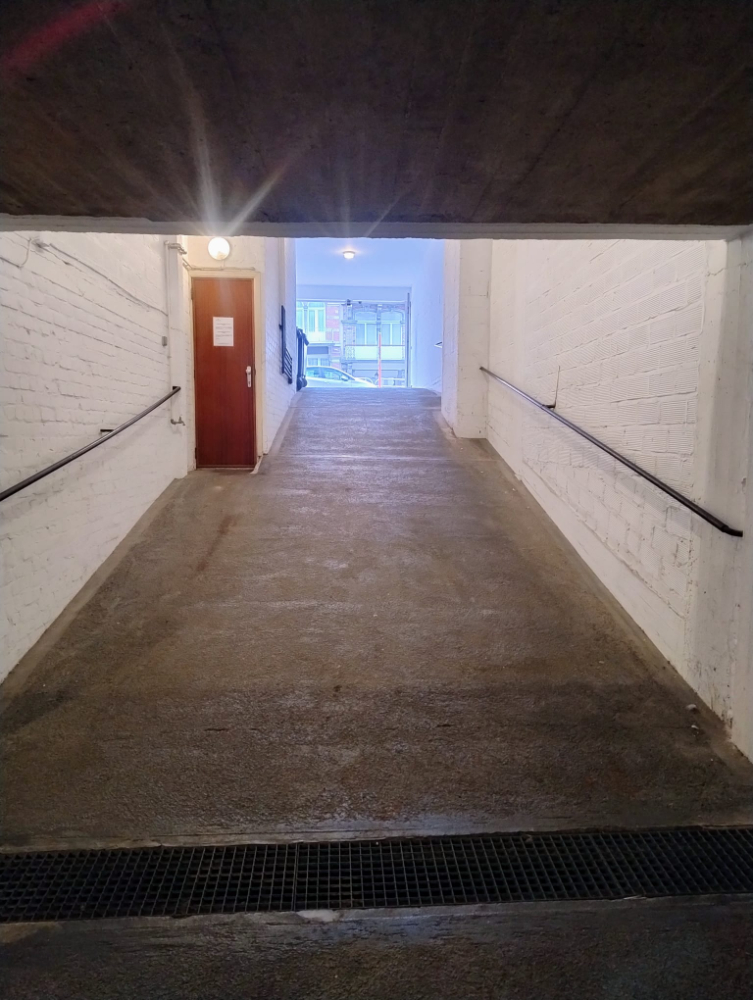 Ruime en gemakkelijk toegankelijke garagebox, gelegen in een straat direct achter de Zeedijk - photo 2