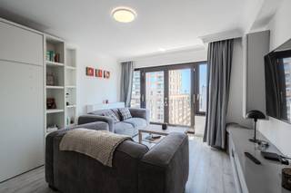 Deze instapklare studio te koop is gelegen op de 8ste verdieping van Res. Stormvogel te Oostende - Mariakerke. Gezien de studio aan de achterzijde van het gebouw gelegen is geniet u hier van de ochtend- en middagzon en bovendien van een open uitzicht. Indeling: - inkomhall- woonkamer - open uitgeruste keuken - badkamer voorzien van een badkamermeubel met spiegelkast, regendouche en aansluiting voor wasmachine- afzonderlijk toilet Tevens beschikt u over een privatieve kelderberging (2m²). Pluspunten: - instapklaar- positieve elektrische keuring- zuid-oost georiënteerd - lichtrijke studio - asbestveilig- EPC-label B- privatieve kelderberging - gelegen aan de zeedijk van Oostende - MariakerkeOp zoek naar een instapklare studio in een rustige doch centrale ligging? Bel ons voor een bezichtiging ter plaatse! Bestuursmaatregelen in het maatregelenregister: nee