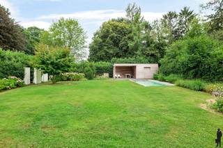 Moderne architectenvilla met zwembad in groene omgeving te ZoerselIn een rustige, landelijke wijk van Zoersel bevindt zich deze hoogwaardige,...
