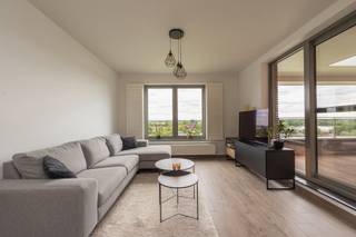 We treffen dit recent appartement met één slaapkamer en ruim terras, met prachtig uitzicht, in residentie 'Punt aan de Laan'. Gelegen op de...
