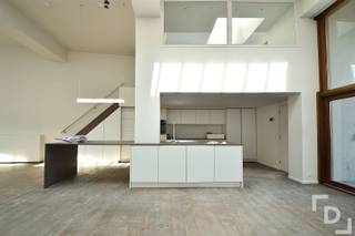 Exclusieve loft te koop in het hart van Ieper.In de Merghelynckstraat te Ieper vinden we deze lichtrijke loft. De loft maakt deel uit van een geheel nieuwe residentie en is de ideale mix voor wie op zoek is naar een centrale ligging, ruim en in een moderne setting wenst te wonen.De loft is voorzien van een open keuken voorzien van alle comfort en verschillende toestellen, een gezellige gashaard, een aparte bergruimte met apart toilet, een dressing die aansluit naar de master bedroom met zicht over de gehele loft, een badkamer met douche, ligbad, lavabo en toilet.Buiten vinden we ook een ruim terras van 22m² met authentieke tegels.Bij deze woonst kan er nog een garage en/of parkeerplaats worden aangeboden.Troeven:* E-peil: 60 / EPC: A* Uniek en ruim concept* Veel lichtinval* Centrum Ieper op 250m van de Grote Markt* Nieuwe residentie* Mogelijkheid tot aankopen garage en/of staanplaats