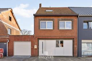 Voor meer info en foto’s, surf naar www.swevers.be – In Kwaadmechelen vind je deze gesloten bebouwing met een verrassend ruime indeling en tal van mogelijkheden voor wie op zoek is naar een comfortabele gezinswoning. De woning werd gebouwd in 1952 en beschikt over een bewoonbare oppervlakte van circa 239 m² op een perceel van 431 m². Binnenin geniet je van een praktische structuur met meerdere leefruimtes en vier slaapkamers.<br />Via de inkomhal bereik je op het gelijkvloers een aparte bureauruimte, ideaal als thuiswerkplek. Verder kom je in een ruime woonkamer die aansluit op een tweede zithoek, waardoor verschillende indelingen mogelijk zijn. Centraal ligt de keuken van 14,94 m², met aansluitend een wasruimte, badkamer en apart toilet. Daarnaast zijn er nog een werkplaats, berging en een ruime garage van 28,49 m².<br />Op de eerste verdieping bevinden zich twee ruime slaapkamers van 22,27 m² en 14,02 m². De tweede verdieping telt nog twee extra kamers van 13,60 m² en 11,87 m², ideaal als kinder-, logeer- of hobbykamer. Extra bergruimte vind je in de kelder van 11,56 m².<br />De zuidgerichte tuin zorgt voor veel zon en biedt mogelijkheden om een aangename buitenruimte te creëren. De ligging is bovendien erg praktisch: winkels op 500 meter, scholen en restaurants op ongeveer 1 km, openbaar vervoer op 15 meter en de snelweg op slechts 3 km. Een interessante woning met veel ruimte en potentieel voor gezinnen. Voor meer informatie, bel 011 255 155. Bron bewoonbare oppervlakte: EPC – verslag.