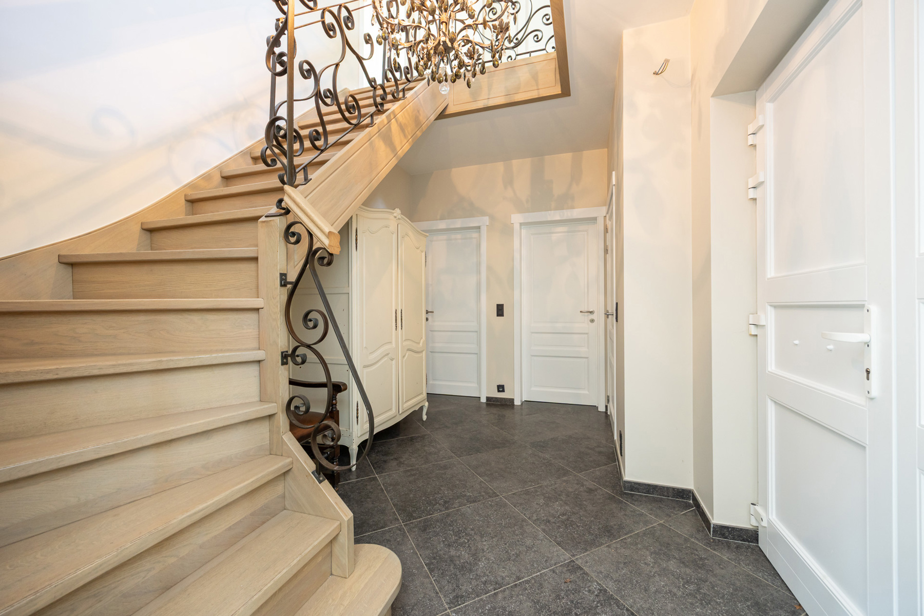 Luxueus afgewerkte villa met zwembad - foto 4