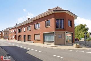 Welkom in de August Nihoulstraat 95, een pand gelegen pal in het bruisende centrum van Scherpenheuvel!<br />Je woont hier op wandelafstand van de bekende basiliek, lokale handelaars, scholen en horeca.<br />Deze solide hoekwoning uit 1950 zoekt een koper met visie die de handen uit de mouwen wil steken. De centrale ligging is werkelijk een enorme troef, ideaal voor wie comfortabel en stedelijk wil wonen met alles direct binnen handbereik.<br /><br />Hoewel de woning momenteel te renoveren is, biedt dit pand veel mogelijkheden. Laat je vooral inspireren door onze renders want deze tonen perfect hoe je de klassieke indeling zou kunnen transformeren tot een lichtrijke, open leefruimte met keuken.<br /><br />Wat de energiezuinigheid betreft, geldt er een renovatieverplichting om het EPC-label op te waarderen. <br />Een totaalrenovatie biedt je niet alleen de kans om de volledige inrichting naar jouw eigen hand te zetten, maar levert financieel ook aantrekkelijke voordelen op. Informeer je zeker over de gunstige registratierechten voor de enige eigen woning, of profiteer van het verlaagde btw-tarief van 6% bij een ingrijpende energetische renovatie (IER).<br /><br />Met zijn huidige uiterst scherpe vraagprijs van € 163.500, is dit een absolute buitenkans voor de snelle beslisser!<br /><br /><br /><u><strong>Indeling :</strong></u>
<ul>
	<li>Gelijkvloers: ruime leefruimte, keuken, trapgang</li>
	<li>Verdieping: nachthal, 2 volwaardige slaapkamers, badkamer</li>
	<li>Zolderverdieping: grote zolderruimte die afgewerkt kan worden tot extra slaapkamer(s) of hobbyruimte</li>
	<li>Kelder: functionele kelderruimte, ideaal voor stockage</li>
</ul>
Ervaar zelf de vele voordelen van deze woning tijdens een persoonlijke rondleiding. Maak vandaag nog je afspraak en mail naar info@immopersyn.be of bel 013 444 008.