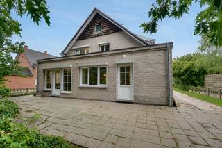 DEGELIJKE WONING BOORDEVOL POTENTIEEL IN DOODLOPENDE STRAAT<br /><br />Deze karaktervolle woning is gelegen langs de rustige, doodlopende Irisstraat in Nieuwe Kempen, deelgemeente van Opglabbeek. Bovendien is de lagere school op wandelafstand bereikbaar en is er een vlotte verbinding met zowel het centrum van Opglabbeek, Genk als de oprit van de E314.<br /><br />De woning heeft een ruimtelijk gevoel dankzij de open indeling en de grote raampartijen met een open zicht op het achtergelegen groen. Zo is er een ruime living van bijna 35 m² met een aanpalende keuken. Voorts zijn er gelijkvloers nog een inkomhal, een badkamer en een inpandige garage die eventueel ook dienst kan doen als kantoor- of praktijkruimte.<br /><br />De eerste verdieping heeft op haar beurt dan weer 3 slaapkamers, 2 bergingen en een overloop te bieden. Extra opbergruimte is er voorzien in de kelderverdieping of op de zolder. De woning is gelegen op een mooi, zuidelijk georiënteerd perceel van 10 are. Met haar EPC-label F valt de woning onder de renovatieverplichting binnen de 6 jaar. Op onze website kan u onder downloads een renovatierapport downloaden wat u een idee geeft van de investeringen die nodig zijn om de woning energetisch te renoveren.<br /><br />Enkele TROEVEN van deze woning opgelijst:<br /><br />+ Dak volledig vernieuwd + ramen deels vernieuwd<br />+ Betonnen tussenvloeren<br />+ Zuidelijk georiënteerd perceel 10 are<br />+ Rustige ligging in doodlopende straat vlakbij school<br />+ Grotendeels rolluiken voorzien<br />+ Open indeling met grote raampartijen<br />+ Karaktervolle woning boordevol potentieel<br />+ Mogelijkheid creatie kantoor-/praktijkruimte in garage<br /><br />Kortom, een zeer degelijke woning met zeer veel potentieel op een rustige locatie. Meer info? Contacteer Maarten Delbroek via maarten@vestio.com of bel naar 0471/034804.<br />