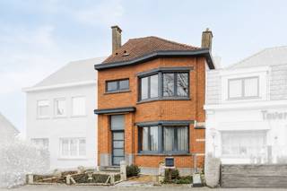 Deze te renoveren woning, gelegen aan Bosstraat 98 in Ternat, biedt een uitstekende opportuniteit voor wie op zoek is naar een woning met potentieel op een strategische ligging. Dankzij de nabijheid van belangrijke invalswegen geniet u van een vlotte verbinding naar omliggende steden, terwijl ook het station en diverse scholen zich op korte afstand bevinden. Dit maakt de ligging bijzonder aantrekkelijk voor gezinnen, pendelaars en investeerders.

De woning is gelegen op een perceel van 2 are en beschikt over een functionele indeling. Bij het betreden van de woning komt u in de inkomhal, die toegang biedt tot de verschillende leefruimtes. De ruime leefruimte geniet van een aangename lichtinval en vormt het hart van de woning, met voldoende plaats voor zowel een zit- als eetgedeelte. Aansluitend bevindt zich de keuken, die volledig naar eigen smaak en noden kan worden vernieuwd. Verder is er nog een praktische kelder aanwezig, ideaal voor stockage.

Op de eerste verdieping bevinden zich drie volwaardige slaapkamers, die tal van mogelijkheden bieden voor een gezin, bureau of hobbyruimte. De badkamer is eveneens op deze verdieping terug te vinden en kan volledig gemoderniseerd worden. De zolderverdieping biedt bijkomend potentieel en kan, mits de nodige aanpassingen, worden ingericht als extra slaapkamers, bureau of polyvalente ruimte.

Kortom, deze woning is de perfecte kans voor wie een renovatieproject zoekt met tal van mogelijkheden, waarbij u de woning volledig naar eigen smaak en hedendaags comfort kan omvormen. Dankzij de centrale ligging en de praktische indeling vormt dit pand een interessante investering met toekomstwaarde.
Michael@immoaccenta.be