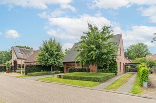 <p><span>Sommige woningen voelen vanaf het eerste moment juist aan. Deze vrijstaande woning combineert rust, ruimte en wooncomfort op een manier die dagelijks wonen aangenamer maakt. Gelegen in een rustige doodlopende straat geniet u hier van een veilige woonomgeving, veel privacy en een perceel van 663 m² waar binnen- en buitenleven mooi in elkaar overvloeien.</span></p>
<p><span>De woning werd steeds met zorg onderhouden en verkeert in uitstekende staat. Dankzij de bewoonbare oppervlakte van 221 m² beschikt het gezin over alle ruimte om comfortabel te wonen, te werken en te ontspannen.</span></p>
<p><span>De lichtrijke leefruimte vormt het hart van de woning. Grote raampartijen zorgen voor een aangename verbinding met de tuin en laten het natuurlijke licht volop binnenstromen. Het uitzicht op het groen creëert doorheen het hele jaar een rustgevende sfeer. Aansluitend bevindt zich de volledig vernieuwde keuken uit 2007, een praktische en uitnodigende plek waar dagelijkse momenten vaak de mooiste herinneringen worden.</span></p>
<p><span>Met drie volwaardige slaapkamers beschikt elk gezinslid over zijn eigen plek. De badkamer, de ruime zolder en de kelder zorgen voor extra comfort en flexibiliteit, zowel vandaag als in de toekomst. Hobby's, thuiswerk of extra bergruimte krijgen hier moeiteloos een plaats.</span></p>
<p><span>Ook buiten komt de woonkwaliteit volledig tot haar recht. De tuin vormt een aangename plek om te ontspannen, te spelen of samen te genieten met familie en vrienden. De vijver voegt extra sfeer toe aan het geheel en zorgt voor een rustgevend accent. Het vrijstaande bijgebouw van 37 m² opent bovendien tal van mogelijkheden als hobbyruimte, werkplaats of praktische opslagruimte.</span></p>
<p><span>Op technisch vlak is deze woning eveneens goed voorbereid op de toekomst. Met zonnepanelen, een EPC-label B, conforme elektriciteit en een asbestveilig attest geniet u van een energiezuinige woning die comfort combineert met gemoedsrust.</span></p>
<p><span>De ligging in een verkeersarme doodlopende straat vormt een belangrijke meerwaarde. Kinderen kunnen veilig voor de deur spelen terwijl u geniet van de rust die deze omgeving kenmerkt.</span></p>
<p><span>Een woning waar licht, ruimte en geborgenheid samenkomen, en waar nieuwe herinneringen vanzelf hun plaats vinden.<br /><br />Interesse? Neem contact op met Domestic Makelaars op 014 61 03 86</span></p>