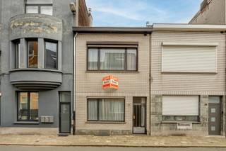 <p><span>Centraal gelegen gezellig huis met twee slaapkamers en tuin.</span></p><p><span> </span></p><p><span>Pal in het centrum van Deurne gelegen, dichtbij winkels, scholen en openbaar vervoer.</span></p><p><span>Het huis is te renoveren.</span></p><p><span> </span></p><p><span>Indeling:</span></p><p><span> </span></p><p><span>Gelijkvloers:</span></p><p><span> </span></p><p><span>Inkomhal. </span></p><p><span>Leefruimte, deels aan de voorkant, deels eetplaats achteraan.</span></p><p><span>Open keuken met aansluitend de badkamer. <br />Tussen de twee leefruimtes is een toegang tot een kleine, droge kelder.</span></p><p><span>Achter de keuken is nog een eenvoudige veranda met toegang tot de tuin met</span></p><p><span>een tuinberging.</span></p><p><span> </span></p><p><span>Eerste verdieping:</span></p><p><span> </span></p><p><span>Twee slaapkamers, een aan de voorkant en een aan de achterkant.</span></p><p><span> </span></p>