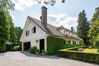 Stijlvolle villa met 4 slaapkamers, 3 badkamers, een indrukwekkende mezzanine en een ruime inpandige garage. Deze woning is gelegen op een perceel...