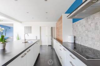 Sommige woningen voelen meteen goed. Niet door één uitgesproken detail, maar door de manier waarop licht, ruimte en comfort er vanzelfsprekend samenkomen. Deze volledig gerenoveerde woning in de Uilenstraat is zo'n plek.<br /><br />Achter de gevel ontvouwt zich een verrassend ruime leefomgeving. De woonkamer en open keuken vormen één aangenaam geheel, waarbij het daglicht rijkelijk binnenvalt door het grote schuifraam en de lichtkoepel. Het resultaat is een warme, open leefruimte die gedurende de dag voortdurend verandert met het licht.<br /><br />De keuken sluit mooi aan bij het leefgedeelte en maakt van koken een onderdeel van het wonen. Verderop zorgen een praktische berging en wasplaats voor het nodige comfort. Deze zijn rechtstreeks te bereiken via de straatkant waardoor je hier ook je fietsen kan plaatsen. Ook voor de wagen is er plaats. In de voortuin zijn <strong>privatieve parkeermogelijkheden</strong>.<br /><br />Achter de woning wacht misschien wel de grootste verrassing: <strong>een bijzonder ruime tuin</strong> die de woning een gevoel van vrijheid meegeeft dat je hier niet meteen zou verwachten. Een plek voor lange zomeravonden, spelende kinderen, groen en buitenleven.<br /><br />Op de verdieping zet het ruimtegevoel zich verder. <strong>Vier</strong> <strong>slaapkamers</strong> bieden plaats aan het gezin, een thuiswerkplek of een hobbyruimte. De badkamer is uitgerust met zowel een bad als een douche en vormt zo een aangename, praktische aanvulling op het geheel. Een zolderruimte zorgt voor extra opslagplaats. <br /><br />De woning werd volledig gerenoveerd en is helemaal klaar voor een nieuwe eigenaar die zonder grote werken wil verhuizen. Met onder meer een <strong>EPC-label B en een conforme elektrische installatie</strong> is ook technisch een sterke basis gelegd, zodat u hier zorgeloos en comfortabel aan de toekomst begint. Bovendien is de woning ook nog eens <strong>asbestveilig.</strong> Als aanvulling op de zonnepanelen werd ook een<strong> thuisbatterij </strong>geïnstalleerd.<br /><br />Een gerenoveerde gezinswoning die verrast met haar licht, haar ruimte en vooral met de uitzonderlijke tuin. Een plek die niet alleen instapklaar is, maar ook alle ruimte laat om er een thuis van te maken.<br /><br />Wilt u graag eens komen kijken? Neem dan contact op via laurens@claves.be of op het nummer 0476 21 35 46.<br />