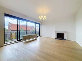 <h1><span>Lichtrijk hoekappartement met ruime terrassen en twee slaapkamers op een centrale ligging in Ieper</span></h1><h1><span>Dit verzorgde appartement bevindt zich op de </span><span>derde verdieping</span><span> van de residentie Icaros en geniet dankzij zijn </span><span>hoekligging</span><span> van een uitstekende </span><span>lichtinval.</span><span> Het appartement is bereikbaar met de</span><span> lift</span><span> en werd praktisch ingedeeld als volgt:</span></h1><h1><span>Via de ruime </span><span>inkomhal</span><span> met </span><span>gastentoilet </span><span>komt u terecht in de </span><span>lichtrijke leefruimte</span><span>, waar de vele raampartijen zorgen voor een aangenaam wooncomfort en een open uitzicht over Ieper. </span></h1><h1><span>De </span><span>open keuken</span><span> sluit naadloos aan op de leefruimte en biedt directe toegang tot één van de </span><span>ruime terrassen. </span><span>In de leefruimte en de 2 slaapkamers werd een mooie houten vloer geplaatst.</span></h1><h1><span>Verder beschikt het appartement over </span><span>twee volwaardige slaapkamers</span><span>. De </span><span>badkamer</span><span> is rechtstreeks toegankelijk vanuit beide slaapkamers en is uitgerust met een lavabo, een ligbad met douchewand en aansluiting voor wasmachine.</span></h1><h1><span>Daarnaast beschikt het appartement over een </span><span>privatieve kelderberging</span><span> van ongeveer 5 m². In de </span><span>gemeenschappelijke</span><span> delen van het gebouw bevinden zich tevens een ruime </span><span>fietsenberging</span><span> en een praktische </span><span>vuilnisberging.</span><span> </span></h1><h1><span> </span></h1><h1><span>Troeven van dit appartement:</span></h1><ul><li><span>Uitstekende en centrale ligging in Ieper </span></li><li><span>Prachtig uitzicht over de torens van Ieper</span></li><li><span>Ruime terrassen met aangename buitenruimte </span></li><li><span>Veel natuurlijke lichtinval dankzij de hoekligging </span></li><li><span>Zeer goed onderhouden residentie </span></li><li><span>Asbestvrij </span></li><li><span>Gunstig EPC met C-label </span></li><li><span>Lift aanwezig </span></li><li><span>Inclusief privatieve kelderberging </span></li></ul><h1><span> </span></h1><h1><span>Een ideale woonst voor wie op zoek is naar comfort, licht en een centrale locatie in het hart van Ieper.</span></h1><h1><span>Bijzonder aantrekkelijk voor zowel eigen bewoning als investering.</span></h1><p><span> </span></p>