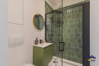 In het levendige Ledeberg, een deelgemeente van Gent, vindt u dit kleinschalige nieuwbouwproject bestaande uit 3 volledig nieuwe appartementen, elk met 1 slaapkamer.<br />Ideaal voor starters, alleenstaanden of als interessante investering.<br />De appartementen werden ontworpen met aandacht voor comfort, lichtinval en energiezuinigheid.<br />Dankzij de grote raampartijen genieten de leefruimtes van veel natuurlijk licht.<br />De moderne open keuken sluit naadloos aan op de gezellige leefruimte en is voorzien van alle hedendaagse toestellen.<br />Elk appartement beschikt over een volwaardige slaapkamer en een moderne badkamer, afgewerkt met kwalitatieve materialen. De praktische indeling zorgt voor een optimaal gebruik van de beschikbare ruimte.<br />De ligging is een absolute troef: op korte afstand van winkels, openbaar vervoer en invalswegen, met een vlotte verbinding naar het centrum van Gent.<br /><br />Troeven van dit project:<br />•    Kleinschalig nieuwbouwproject met 3 appartementen<br />•    Elk appartement met 1 slaapkamer<br />•    Energiezuinige en moderne afwerking<br />•    Lichtrijke leefruimtes<br />•    Centrale ligging in Ledeberg nabij Gent<br />•    Ideaal als investering of eerste woning<br /><br />Een unieke kans voor wie op zoek is naar een instapklaar nieuw appartement op een strategische locatie.<br /><br /><u>Prijzen </u><br />Gelijkvloers €245.000<br />1 ste verdiep € 225.000<br />2 de verdiep <strong>VERKOCHT</strong><br /><br />Voor meer info en/of bezoek bel Aurélie 0494/80.77.88 