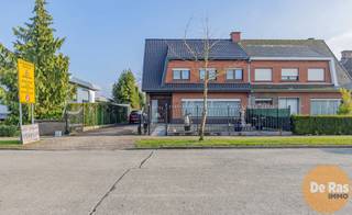 IZEGEM - Deze degelijk gebouwde halfopen bebouwing combineert comfort, duurzaamheid en praktische extra’s. De woning is volledig in volle...