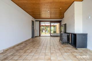 Op te frissen woning op ruim perceel van 857 m².In de rustige Rietlaan in Sint-Michiels vinden we deze op te frissen woning met ruime tuin terug. Vlakbij de voornaamste invalswegen, winkels, scholen en openbaar vervoer. Indeling als volgt: inkomhal, gastentoilet, keuken met eetplaats, woonkamer met aansluitend de veranda dat uitgeeft op de kleurrijke tuin. Een garage en nog een ruime berging / atelier met zolder zorgt voor voldoende opbergplaats. De woning beschikt over een uitzonderlijke tuin dat steeds goed werd onderhouden, er zijn verschillende bergplaatsen, een volière, een serre en een kleine akker terug te vinden op het perceel van 857 m².Op het verdiep vinden we 4 slaapkamers terug, een badkamer met wasbak, toilet en bad, en nog een ruim zolderverdiep. De woning werd opgetrokken eind de jaren 60’ en vormt een solide basis voor uw renovatieproject. Een beton gewelf, een stevige dakstructuur en dito muren met spouw zorgen ervoor dat deze woning mits een redelijk budget tot een energiezuinig en comfortabele woning kan worden gerenoveerd. 📞 Contacteer Emile voor een bezoek: 0492 08 08 08 – emile@correctvastgoed.be👉 Online schattingstool: https://www.correctvastgoed.be/schatting