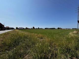 GROND VOOR VILLABOUW!<br /><br />Dit lot maakt deel uit van 5 naast elkaar liggende loten, gelegen nabij de N36 en AZ Delta, de E403, Sterrebos en centrum Rumbeke.<br /><br />De tuinen zijn westelijk gericht, met ganse namiddag en avond zon. Landelijk vergezicht. <br /><br />LOT 5: 2176 m2 (26 m breed - 81 m diep) : bouwkader van 14 m breed en 22 m diep. Nutsvoorzieningen reeds aanwezig. <br /><br />Functies, complementair aan en verenigbaar met het WONEN zijn toegelaten (KANTOOR vrije beroepen, dienstverlening, .. (max. 40% van de totale vloeroppervlakte))<br /><br />Voor meer informatie of bouwvoorschriften bel Angelique op 0484/74 25 68.