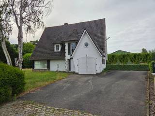 Freca biedt u deze villa met uitzonderlijk potentieel aan, gelegen net buiten het centrum van Berlare en dicht bij het kasteelpark. De te renoveren villa ligt op een prachtig perceel van ongeveer 1600m². Het huis heeft een bewoonbare oppervlakte van 216m² (+ zolder + kelder) en bestaat uit het volgende: op de begane grond omvat het leefgedeelte een grote inkomhal met vestiaireruimte en toilet, een lichte woonkamer en een aparte keuken met veranda. Verder is er nog een badkamer, bergruimte en garage. Op het verdiep ontdekt men 4 grote slaapkamers, een bergruimte en een zolder.<br />Buiten kunnen de toekomstige eigenaren genieten van een grote, zonnige tuin, die in een L-vorm rond het huis ligt. Aan de rechterkant van de woning is een brede, lange oprit.<br />Het huis vereist aanzienlijke renovaties, maar biedt veel mogelijkheden om uw droomwoning te creëren op maat van uw levensstijl. Wij kunnen u begeleiden doorheen het hele renovatie-proces, van eerste vrijblijvende offerte tot overhandiging van de sleutel. Samen bouwen we aan uw toekomst!<br />Een buitenkans die snel ontdekt moet worden, dus aarzel niet om uw bezoek te plannen.<br />Hiervoor kan u bellen naar 052/42.77.54 of mailen naar info@freca.beFreca biedt u deze villa met uitzonderlijk potentieel aan, gelegen net buiten het centrum van Berlare en dicht bij het kasteelpark. De te renoveren villa ligt op een prachtig perceel van ongeveer 1600m². Het huis heeft een bewoonbare oppervlakte van 216m² (+ zolder + kelder) en bestaat uit het volgende: op de begane grond omvat het leefgedeelte een grote inkomhal met vestiaireruimte en toilet, een lichte woonkamer en een aparte keuken met veranda. Verder is er nog een badkamer, bergruimte en garage. Op het verdiep ontdekt men 4 grote slaapkamers, een bergruimte en een zolder.<br />Buiten kunnen de toekomstige eigenaren genieten van een grote, zonnige tuin, die in een L-vorm rond het huis ligt. Aan de rechterkant van de woning is een brede, lange oprit.<br />Het huis vereist aanzienlijke renovaties, maar biedt veel mogelijkheden om uw droomwoning te creëren op maat van uw levensstijl. Wij kunnen u begeleiden doorheen het hele renovatie-proces, van eerste vrijblijvende offerte tot overhandiging van de sleutel. Samen bouwen we aan uw toekomst!<br />Een buitenkans die snel ontdekt moet worden, dus aarzel niet om uw bezoek te plannen.<br />Hiervoor kan u bellen naar 052/42.77.54 of mailen naar info@freca.be