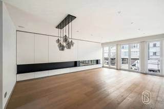 <p>Te koop: Centraal gelegen handelspand met duplex appartement</p><p>In het centrum van Deinze bevindt zich deze instapklare eigendom bestaande uit een handelspand met daarboven een duplex appartement.</p><p>Wat maakt dit pand uniek?<br />De handelsruimte op het gelijkvloers is volledig ingericht met ingemaakte kasten en een toonbank en leent zich perfect voor diverse activiteiten zoals kantoor, showroom, traiteur of handelszaak. Boven bevindt zich het duplex appartement. Indeling: lichtrijke leefruimte, open keuken, gastentoilet, drie volwaardige slaapkamers, dressing en badkamer. Bovendien is er ook nog een ruim terras aanwezig.</p><p>Voor wie is dit ideaal?<br />Ideaal voor zelfstandigen, vrije beroepen of investeerders die op zoek zijn naar een veelzijdige eigendom met commerciële mogelijkheden en comfortabele woonruimte.</p><p>Te koop via Immo Beguin, jouw vastgoedexpert sinds 2009, met kantoren in Ronse, Waregem, Kortrijk, Deinze, Doornik en Lessines.</p>