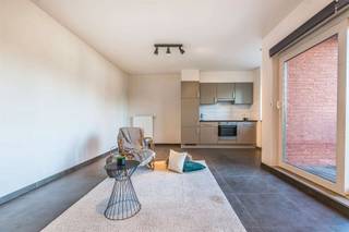 MODERN APPARTEMENT MET TERRAS EN 2 SLAAPKAMERSDit moderne appartement, gelegen in het centrum van Sint-Niklaas, biedt een aangename combinatie van comfort en een uitstekende ligging. Met een bewoonbare oppervlakte van 76 m² beschikt het over twee slaapkamers, een badkamer en een terrasje.De gezellige leefruimte geniet van veel natuurlijke lichtinval en sluit aan op de moderne, volledig uitgeruste keuken met ingebouwde toestellen en voldoende kastruimte.Verder beschikt het appartement over twee slaapkamers en een badkamer met ligbad, douche en wastafelmeubel.Dankzij de centrale ligging bevinden winkels en andere voorzieningen zich op korte afstand alsook dicht bij diverse invalswegen.Een ideaal appartement voor starters, alleenstaanden of koppels die comfortabel en centraal willen wonen – of als belegging