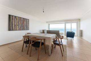 A LOUER: appartement meublé avec 3 chambres et vue frontale sur la mer ! <br /><br />Composition: hall d'entrée avec toilettes et vestiaire, débarras pour lave-linge/sèche-linge, spacieux salon et coin à manger avec vue frontale sur mer, cuisine partiellement ouverte. Chambre 1 avec lits superposés et armoire, deuxième chambre avec lit double, armoire et salle de douche attenante. Troisième chambre spacieuse avec terrasse attenante, armoires encastrées et salle de bains avec baignoire et toilettes.<br /><br />Charges communes : 60 €/mois.