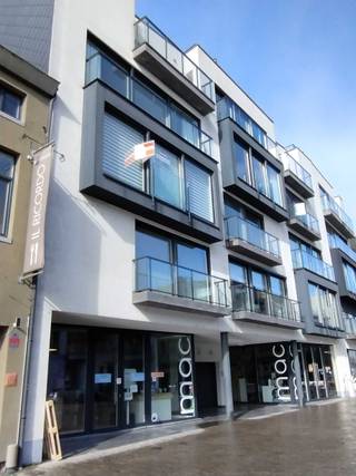 Instapklaar appartement op de tweede verdieping met ondergrondse autostaanplaats en berging.Omvat private inkomhall, grote en lichtrijke leefruimte...