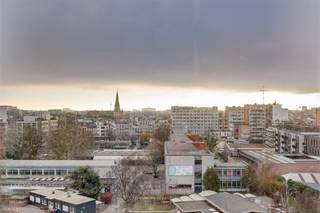 <p><span>Dit </span><span>2-slaapkamerappartement</span><span> met </span><span>terras en kelder</span><span> bevindt zich op de 8e verdieping van de Bleekhofstraat 117 in Antwerpen-Borgerhout. In de directe omgeving vindt u tal van winkels, het openbaar vervoer en belangrijke invalswegen, terwijl het stadscentrum in minder dan 15 minuten bereikbaar is.<br />Optioneel kan een </span><span>parkeerplaats</span><span> worden aangekocht tegen meerprijs. </span></p><p><span> </span></p><p><span> </span></p><p><span>Indeling</span></p><p><span>- ruime woonkamer en eetkamer </span></p><p><span>- keuken</span></p><p><span>- slaapkamer 1 </span></p><p><span>- slaapkamer 2 </span></p><p><span>- badkamer met ligbad en lavabo</span></p><p><span>- inkomhal</span></p><p><span>- toilet</span></p><p><span>- terras</span></p><p><span>- kelder</span></p><p><span> </span></p><p><span>Troeven</span></p><p><span>- centrale ligging vlakbij Antwerpen centrum</span></p><p><span>- elektrische installatie conform AREI</span></p><p><span>- gunstig EPC kengetal van 282 kWh/m²jaar</span></p><p><span>- het appartement en de garageplaats zijn verhuurd</span></p><p><span>- garage apart beschikbaar mits meer prijs van 22.000 euro</span></p><p><span> </span></p><p><span>Ben jij geïnteresseerd in dit appartement te koop in Antwerpen Borgerhout, ben je op zoek naar ander vastgoed, een investering of wens je de waarde van jouw eigendom te kennen? Dan ben je bij BOLT immo aan het juiste adres! Wij helpen jou graag verder.</span></p><p><span> </span></p>