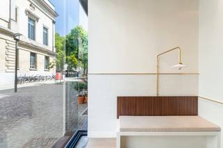 This ground-floor commercial property of around 100 m² is located in Orgelstraat, right in the centre of Antwerp's most fashionable part of town...